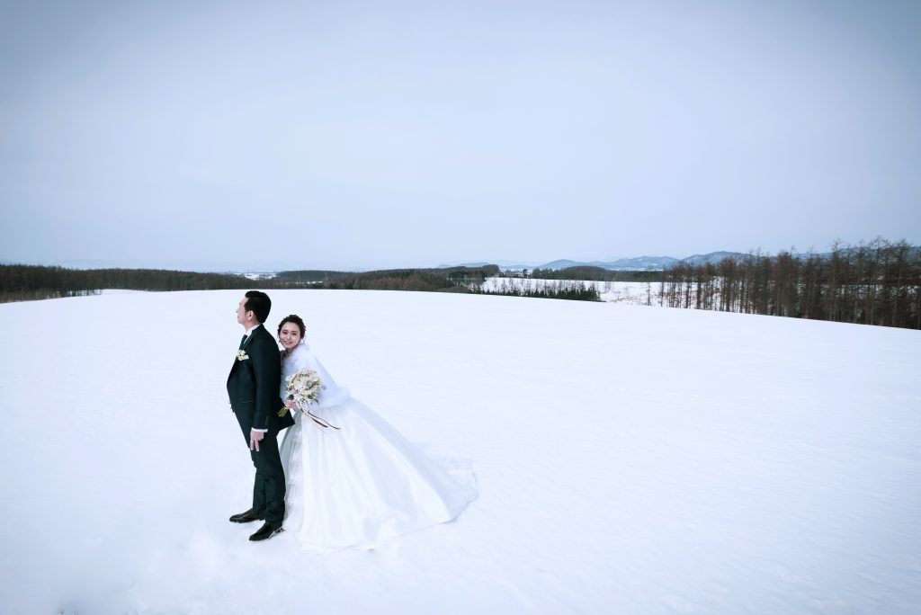 北海道大雪を望む雪原でのロケーションフォト「SNOW　WEDDING」